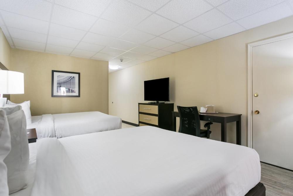 Deluxe Room with Two Queen Beds Poolside interior